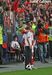 Bernardo Silva ao fundo, sentado com uma bola