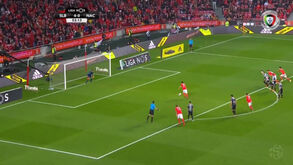 Pizzi sofreu falta e converteu penálti para o quinto golo do Benfica