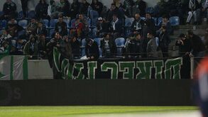 Adeptos do Sporting com faixas do avesso em Santa Maria da Feira