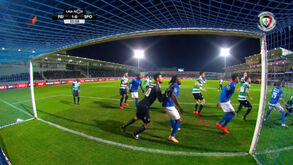 Golo quase sem querer do Feirense acabou anulado após consulta do VAR