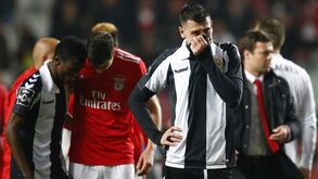 Jogadores do Nacional choraram depois dos 10-0 e foram confortados pelos futebolistas do Benfica