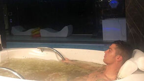 Cristiano Ronaldo mostra-se na banheira