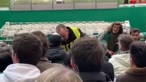 Adepto do Benfica 'obrigado' a tirar a camisola em Alvalade depois de ameaça com sapato