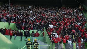 Festa dos adeptos do Benfica com som de 'very-light'