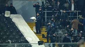 Adeptos de Vitória e FC Porto atiraram cadeiras e uma tocha antes do intervalo