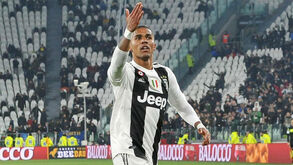 Juventus não gostou de ver Douglas Costa na festa de Neymar e houve assunto