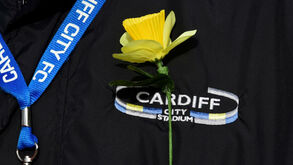 Premier League com fumos negros em homenagem a Emiliano Sala