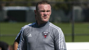 Wayne Rooney apanhado em noitada na companhia de uma bonita loira