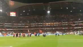 A reação dos adeptos do Benfica no final de um jogo inesquecível
