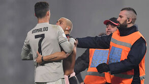 Invadiu campo para abraçar Ronaldo e agora... tramou-se