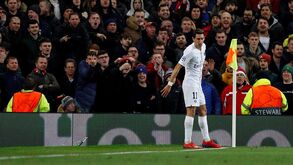 Di María figura no United-PSG (0-2): quase bebeu a garrafa que lhe atiraram e ofendeu adeptos ingleses