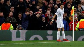 Garrafa de cerveja contra Di María dá processo disciplinar ao Manchester United