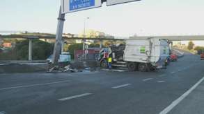 Dois homens projetados de camião em acidente que está a cortar IC19 nos dois sentidos
