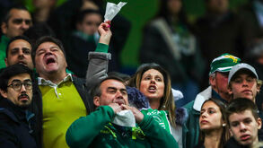 Adeptos do Sporting despediram-se da equipa com assobios e lenços brancos