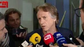 Jorge Jesus com indireta a Bruno de Carvalho: «Como não preciso de escrever livros para sobreviver trabalho no que sei»