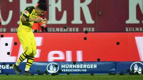 Choveram bolas de ténis pretas no Nuremberga-Dortmund e há um peculiar motivo para isso