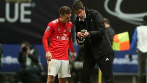 Grimaldo aplaude renovação de Bruno Lage: «É um treinador para muitos êxitos no Benfica»