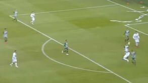 O grande golo de bicicleta no último minuto que valeu a Daniel Zsori o Prémio Puskás