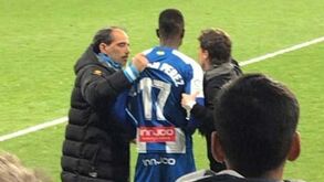 Alfa Semedo teve estreia caseira acidentada pelo Espanyol: nem o equipamento escapou