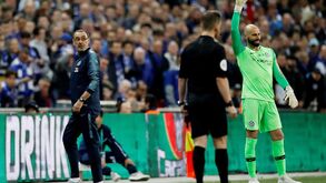 Kepa a fazer 'birra', Sarri furioso e David Luiz conciliador: a rábula que deixou Inglaterra boquiaberta