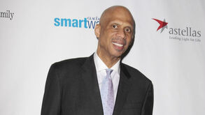 Kareem Abdul-Jabbar vai leiloar quatro dos seus anéis de campeão para caridade