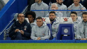 Um jogo bem diferente para Kepa: agora foi mesmo para o banco e quase ao lado de Sarri