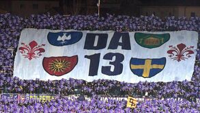 A coreografia dos adeptos da Fiorentina em homenagem a Astori