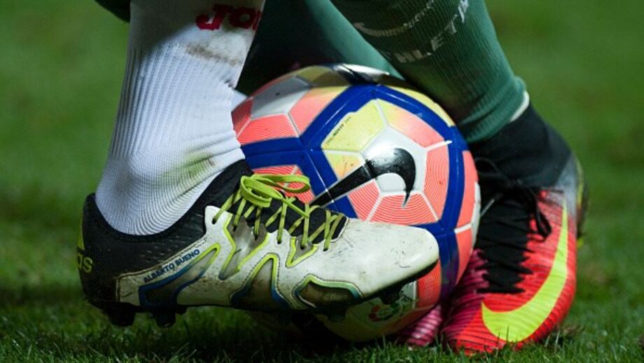 Bola de futebol.