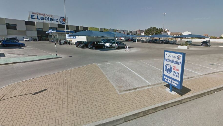 Parque de estacionamento do supermercado E.Leclerc no Seixal