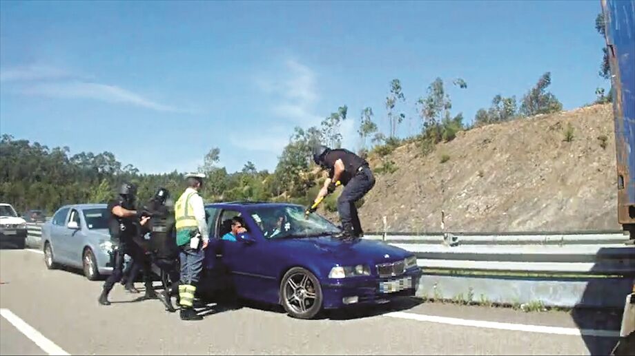 GNR usa marretas para partir carro de suspeitos de tráfico de droga