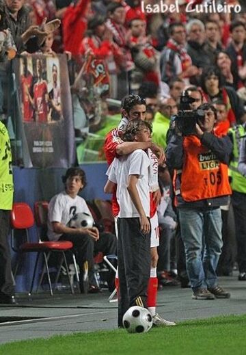 Bernardo Silva ao fundo, sentado com uma bola
