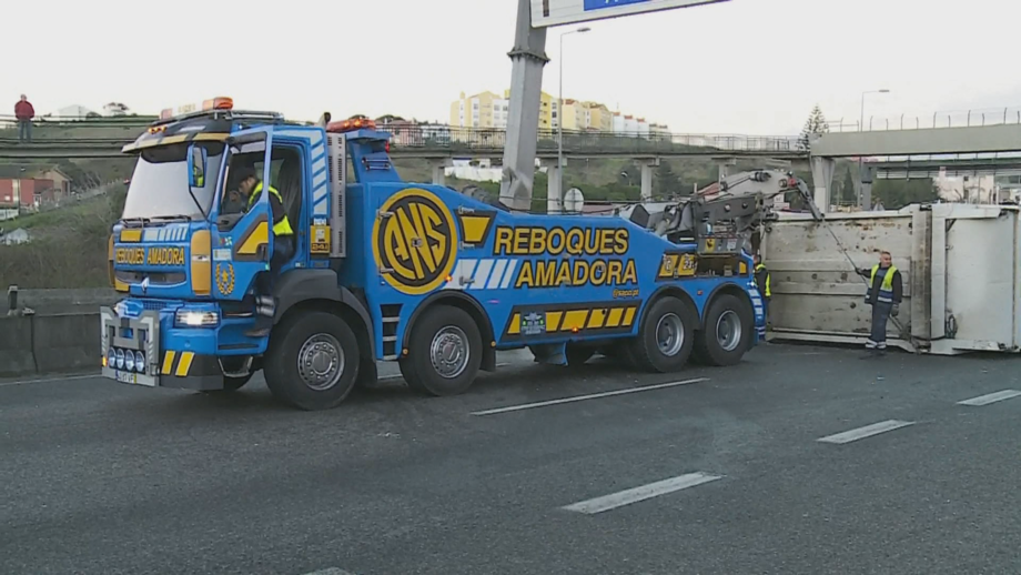 Dois homens projetados de camião em acidente que está a cortar IC19 nos dois sentidos