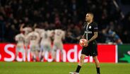 Dani Alves (35 anos) termina contrato na presente temporada e, apesar de haver vontade do PSG em renovar o vínculo, o jogador já terá rejeitado (segundo informações do Le Parisien) uma oferta de renovação porque pretende rumar à Premier League