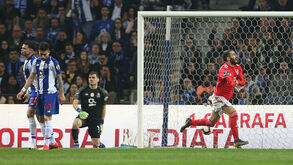 A crónica do FC Porto-Benfica, 1-2: Belo voo para o topo da Liga