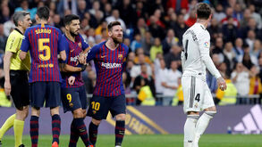 A cara de poucos amigos de Messi após ser atingido por Sergio Ramos