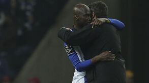 O abraço de Danilo e Lage no final do FC Porto-Benfica