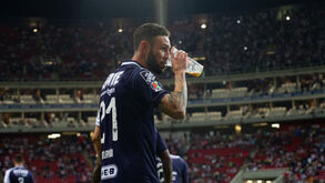 Adeptos rivais atiraram copos de cerveja a Layún... e ele bebeu-os