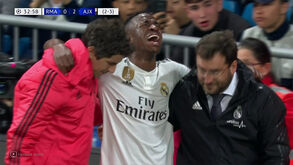 Vinícius deixa relvado em lágrimas após lesão