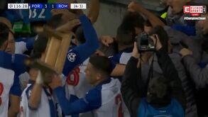 Pepe com banco de madeira na mão e Conceição com pulo 'à Mourinho': celebração do FC Porto teve de tudo