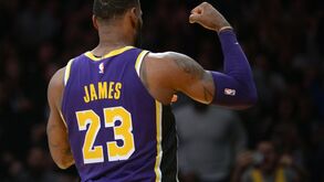 Lebron James supera Michael Jordan e torna-se o quarto melhor marcador da NBA