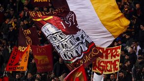 Ultras da Roma fizeram espera à equipa e Monchi não se conteve: «Apanho-vos um por um»