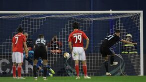 A crónica do Dínamo Zagreb-Benfica (1-0): das nuvens para o chão