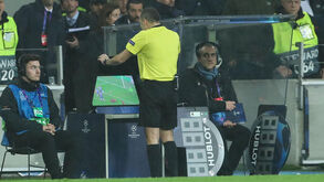 UEFA explica e elogia intervenção do VAR no FC Porto-Roma