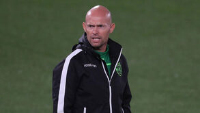Bas Dost de fora com um traumatismo no joelho direito