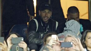 Cantona e pai de Neymar de cabeça perdida: amigos de Dani Alves impediram o pior