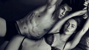 Megan Fox 'provoca' Georgina com fotografia em 'conchinha' com Ronaldo