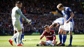 Jogador do Aston Villa agredido por adepto do Birmingham em pleno relvado