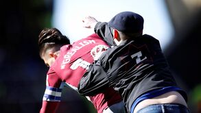 Jogador do Aston Villa agredido por adepto durante jogo: veja as imagens