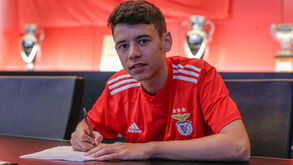 Pedro Santos assina contrato profissional com o Benfica