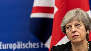 Nova derrota estrondosa para May: Brexit fica em suspenso